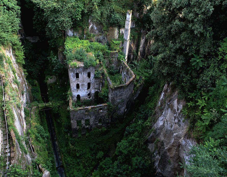 19 Hauntingly Beautiful Abandoned Places